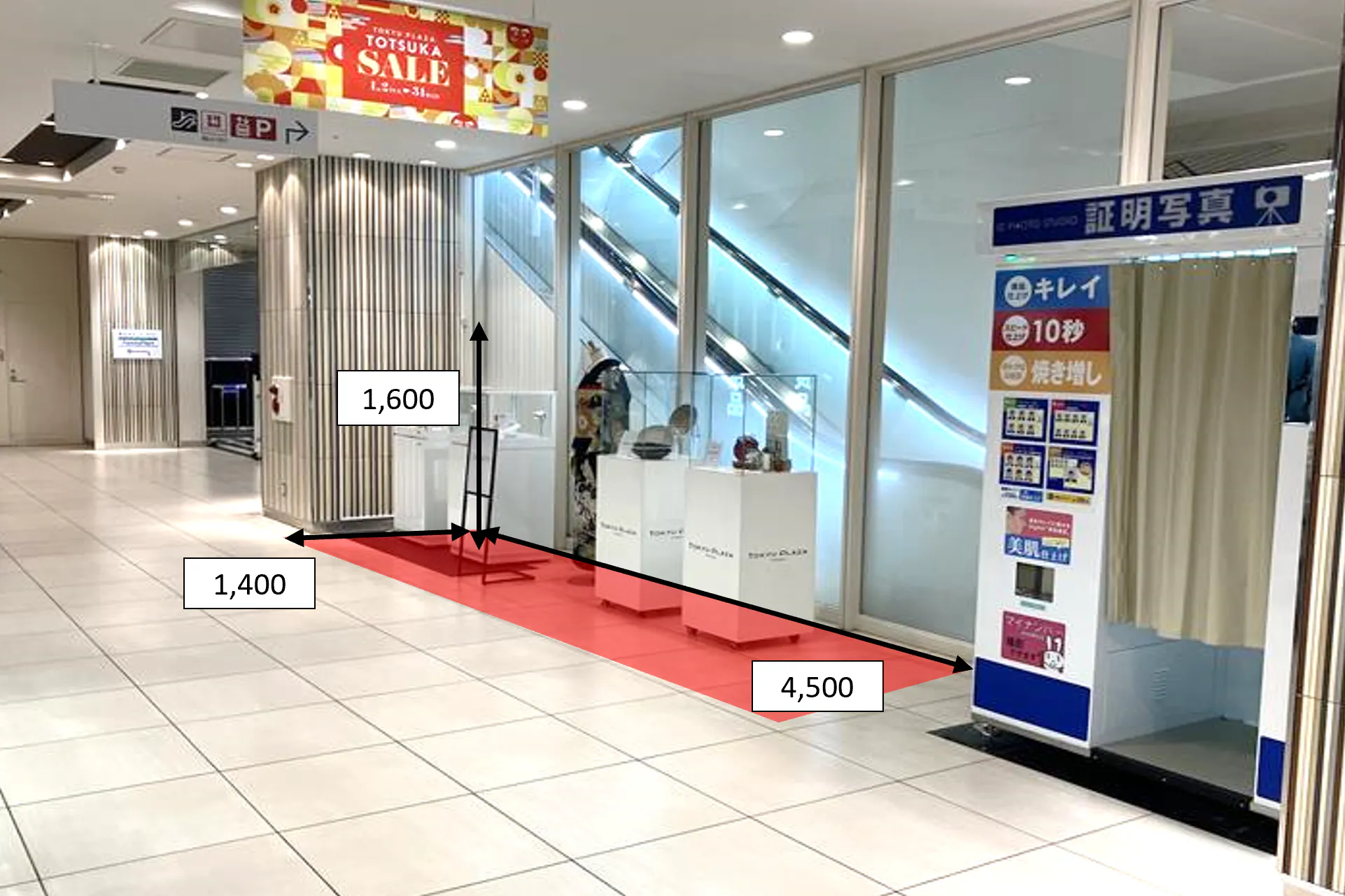 【東急プラザ戸塚】「②1F 下りエスカレーター横」ポップアップ、作品展示に適したコンパクトなイベントスペース