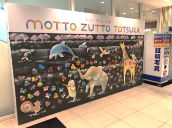 【東急プラザ戸塚】「②1F 下りエスカレーター横」ポップアップ、作品展示に適したコンパクトなイベントスペース