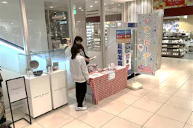 【東急プラザ戸塚】「②1F 下りエスカレーター横」ポップアップ、作品展示に適したコンパクトなイベントスペース