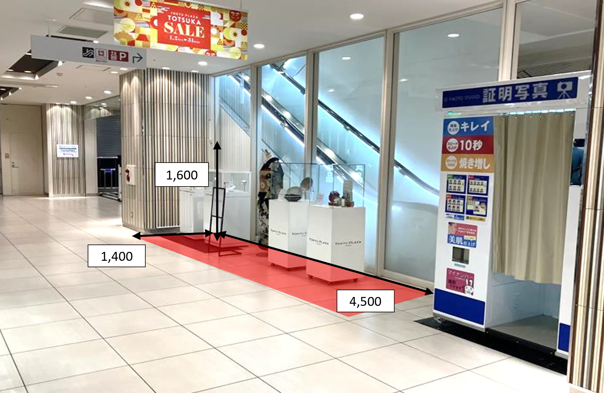【東急プラザ戸塚】「②1F 下りエスカレーター横」ポップアップ、作品展示に適したコンパクトなイベントスペース