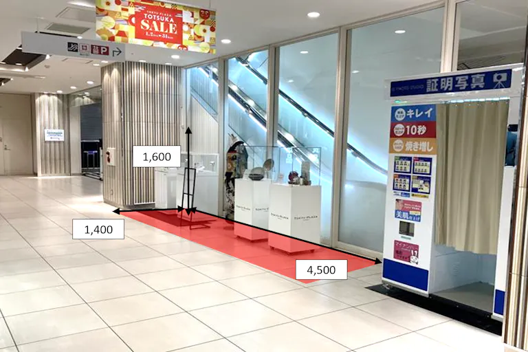 【東急プラザ戸塚】「②1F 下りエスカレーター横」ポップアップ、作品展示に適したコンパクトなイベントスペースの画像1