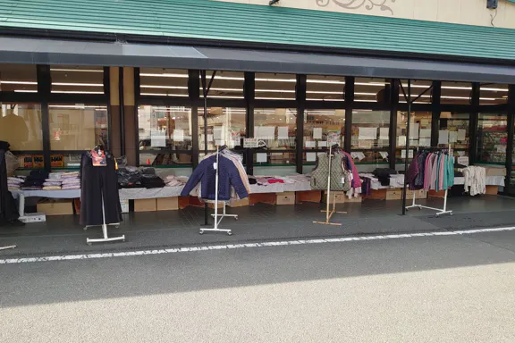 【Aコープ園部店】食物販や販促イベントに最適な軒下スペース