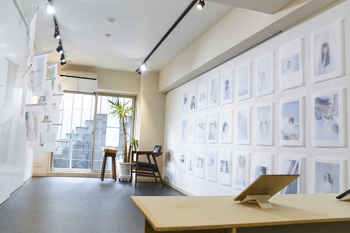 写真展の個展開催風景