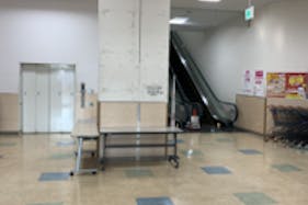 【ミスターマックス 千葉美浜店】1階ホール(奇数月のみ利用可) 販促プロモーションや物販用途に最適な総合ディスカウントストアの催事イベントスペース