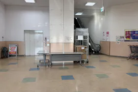 【ミスターマックス 千葉美浜店】1階ホール(奇数月のみ利用可) 販促プロモーションや物販用途に最適な総合ディスカウントストアの催事イベントスペース
