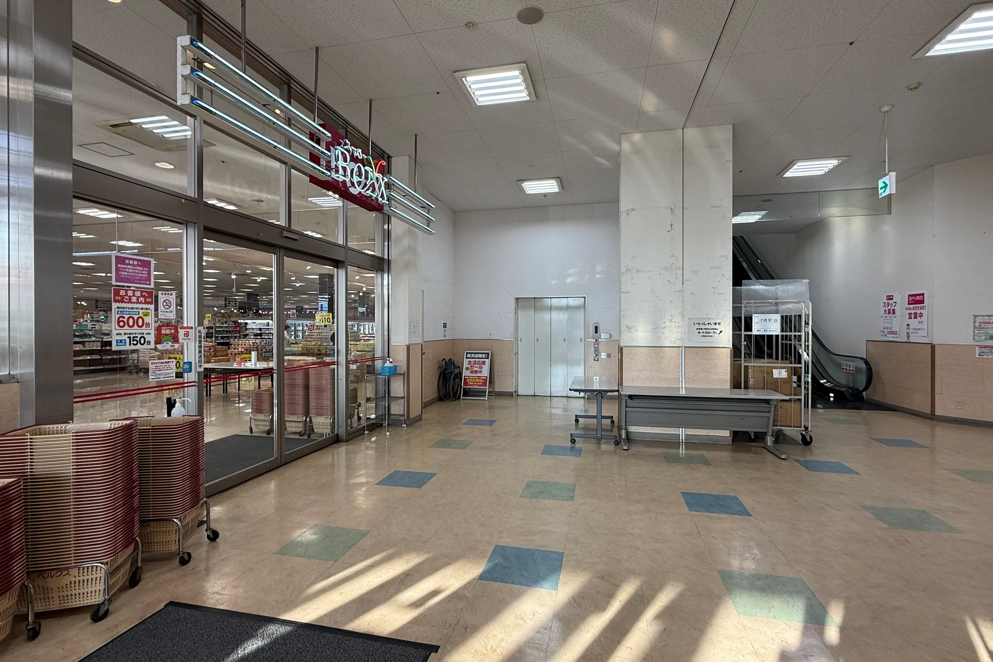 【ミスターマックス 千葉美浜店】1階ホール(奇数月のみ利用可) 販促プロモーションや物販用途に最適な総合ディスカウントストアの催事イベントスペース