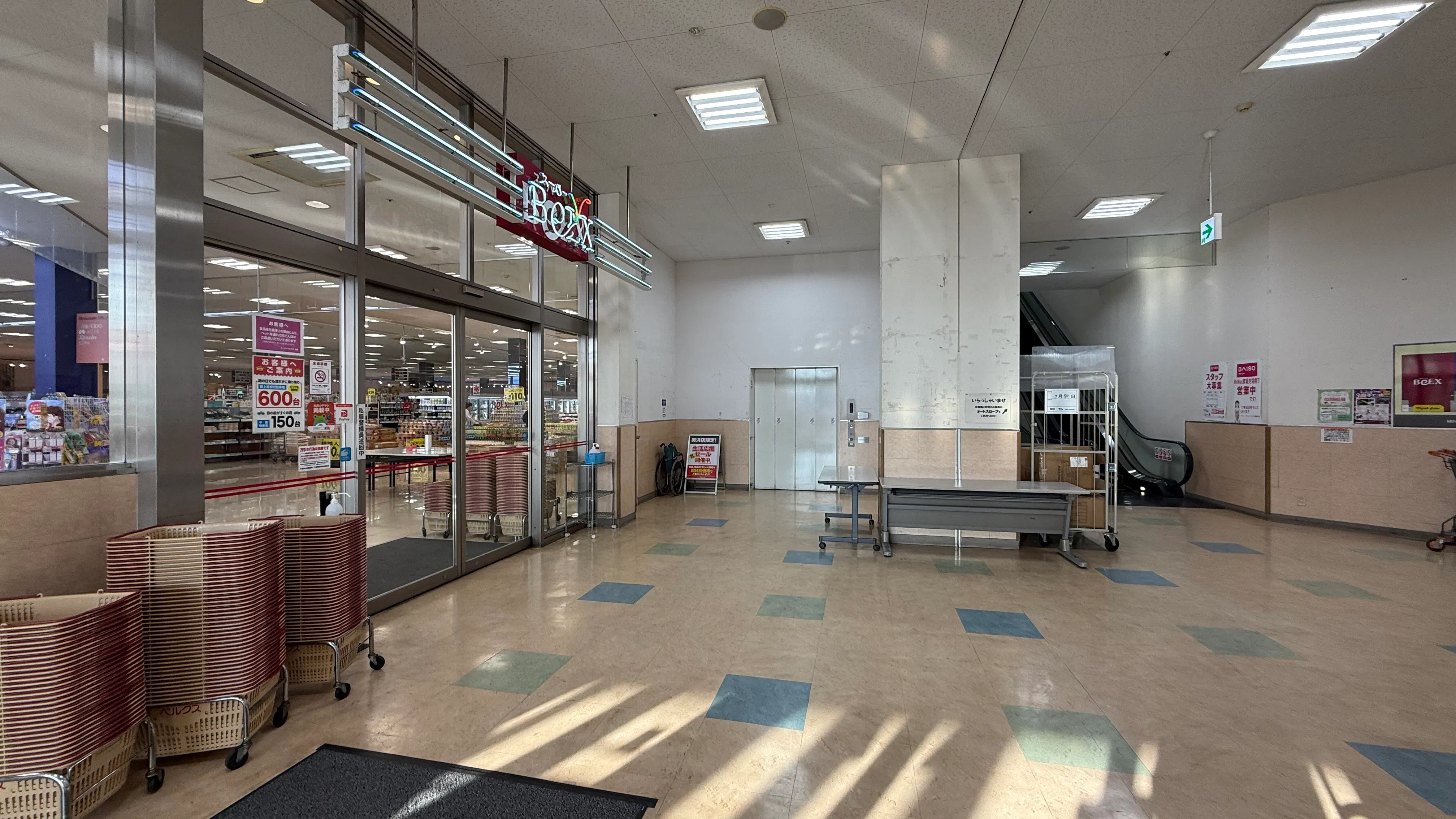 【ミスターマックス 千葉美浜店】1階ホール(奇数月のみ利用可) 物販用途に最適な総合ディスカウントストアの催事イベントスペース