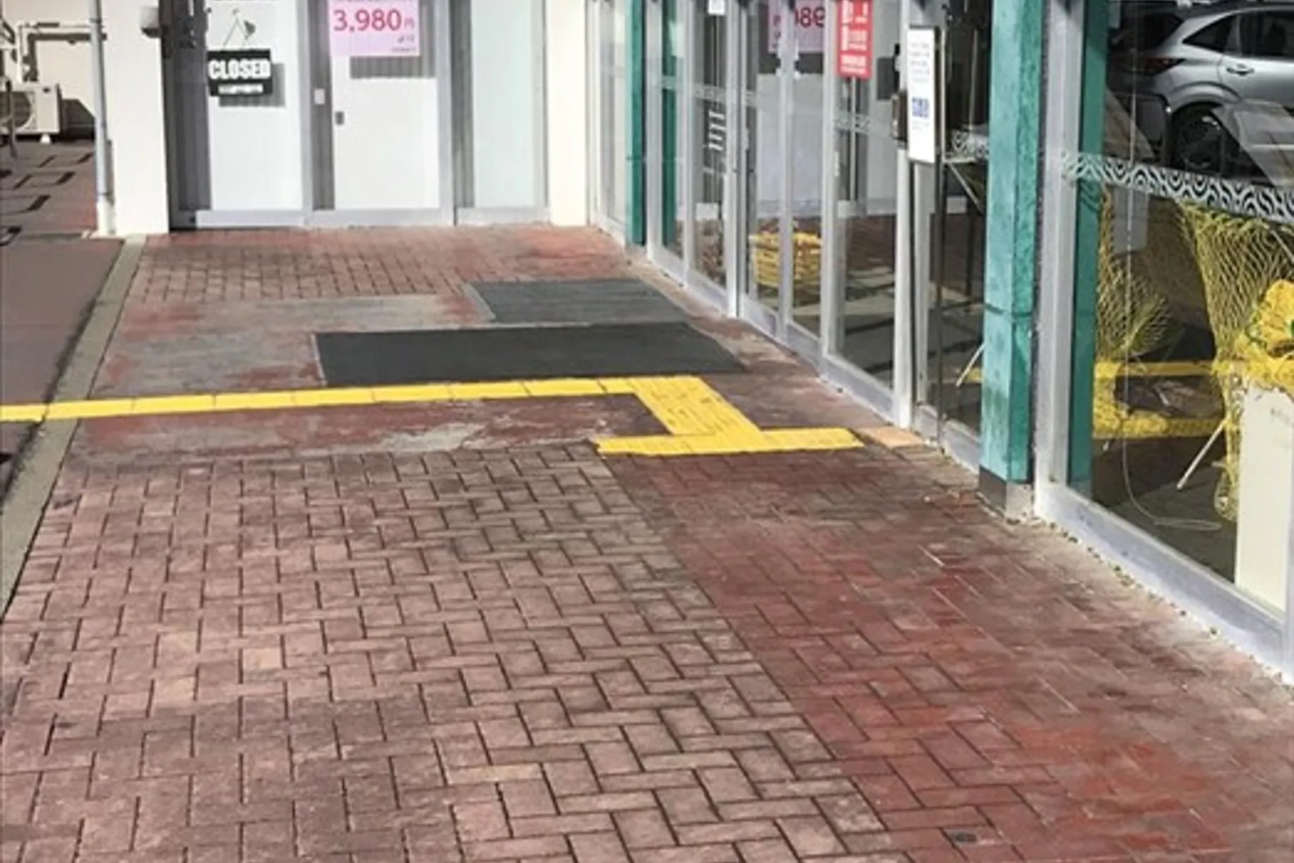 【西友 上田東店】外区画 入口付近 (軒下・屋根なし) キッチンカーや移動販売など、物販・食物販のポップアップストアに最適なスーパー店外催事イベントスペース