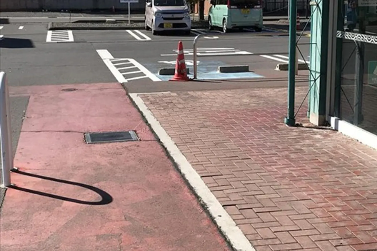 【西友 上田東店】外区画 入口付近 (軒下・屋根なし) キッチンカーや移動販売など、物販・食物販のポップアップストアに最適なスーパー店外催事イベントスペース