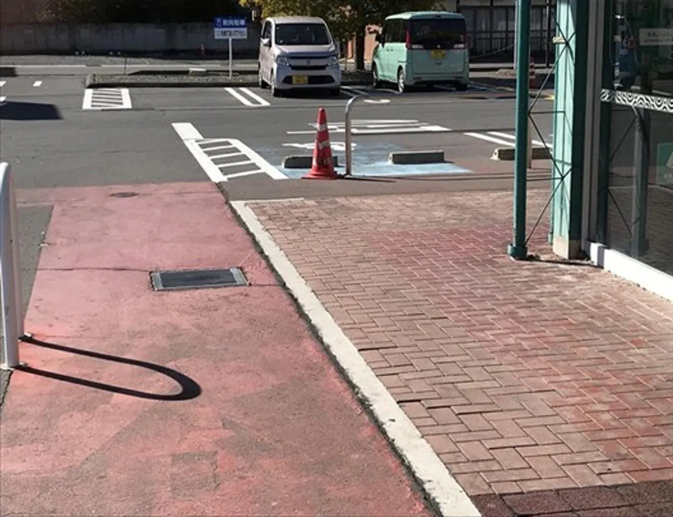【西友 上田東店】外区画 入口付近 (軒下・屋根なし) キッチンカーや移動販売など、物販・食物販のポップアップストアに最適なスーパー店外催事イベントスペース