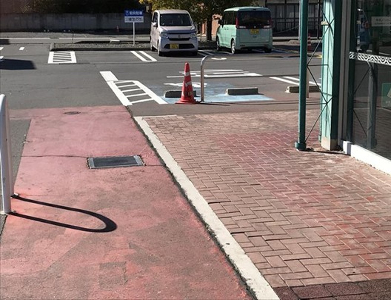 【西友　上田東店】外区画 入口付近 (軒下・屋根なし)　キッチンカーや移動販売など、物販・食物販のポップアップストアに最適なスーパー店外催事イベントスペース