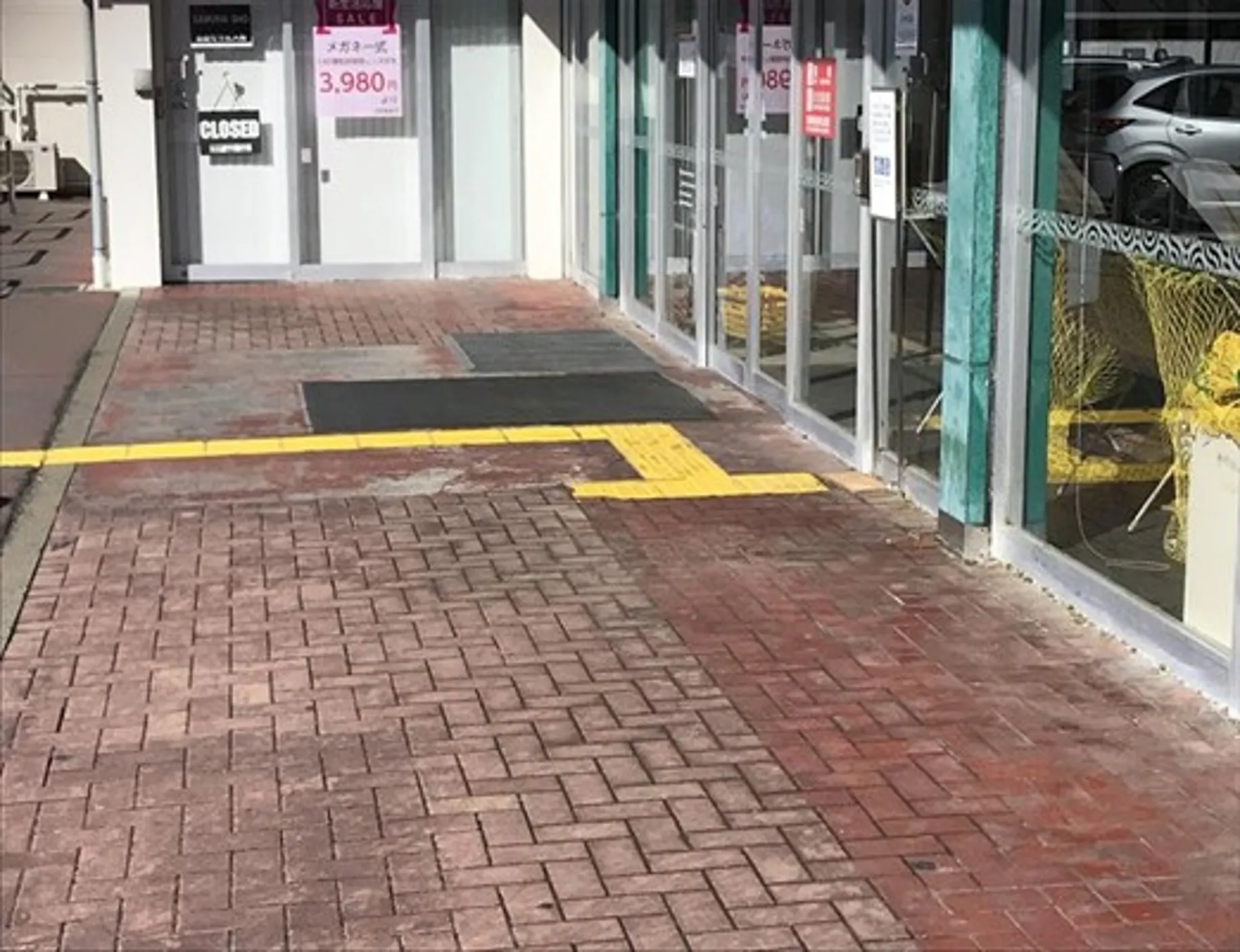 【西友 上田東店】外区画 入口付近 (軒下・屋根なし) キッチンカーや移動販売など、物販・食物販のポップアップストアに最適なスーパー店外催事イベントスペース