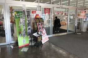 【西友 薬円台店】1F風除室 プロモーション用途や物販、食物販のポップアップストアに最適なスーパー店内催事イベントスペース
