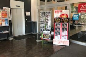 【西友 薬円台店】1F風除室 プロモーション用途や物販、食物販のポップアップストアに最適なスーパー店内催事イベントスペース