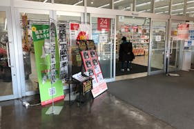 【西友 薬円台店】1F風除室 プロモーション用途や物販、食物販のポップアップストアに最適なスーパー店内催事イベントスペース
