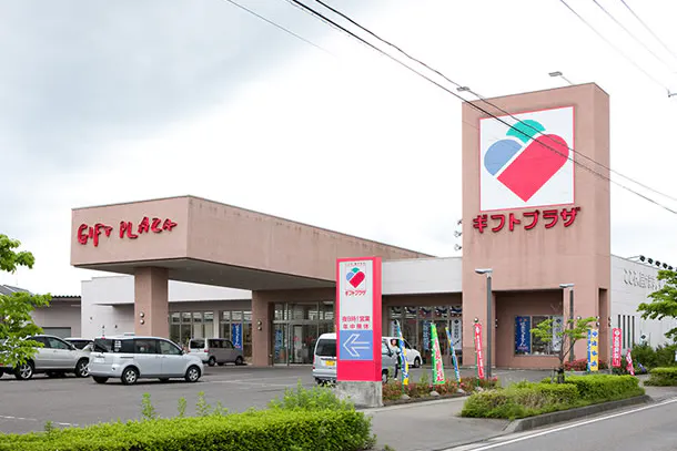 【ギフトプラザ安積店】物販ポップアップストアやキッチンカー、出張販売、プロモーションイベントに適したギフトショップ併設駐車場内のイベントスペースB