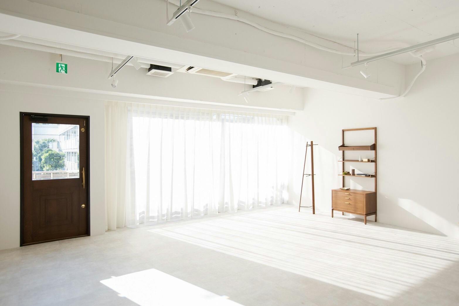 【幡ヶ谷駅5分】展示会やポップアップストア・撮影に最適な白を基調とした駅チカにあるレンタルスペース