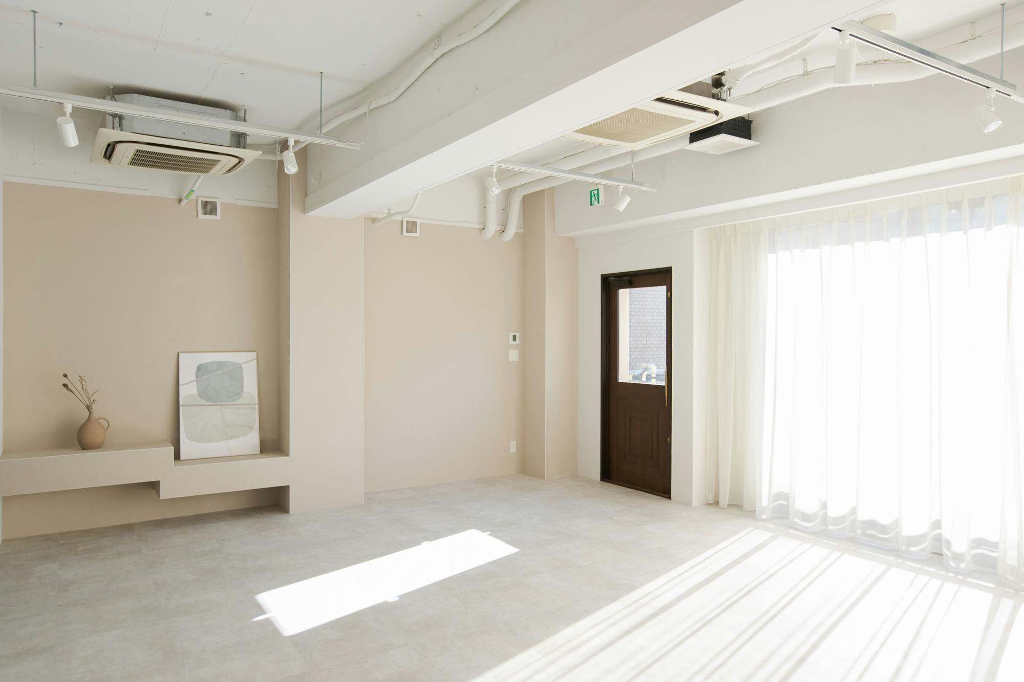 【幡ヶ谷駅5分】展示会やポップアップストア・撮影に最適な白を基調とした駅チカにあるレンタルスペース