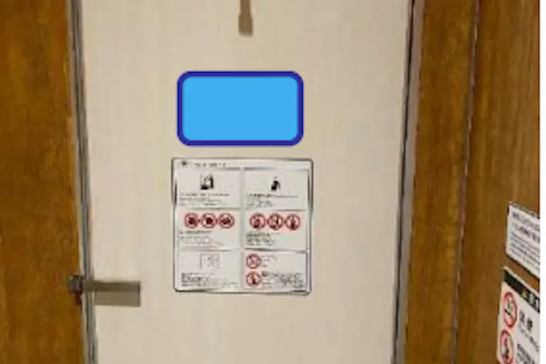 【イオンモール川口】モール内広告 化粧室個室ドアの画像1