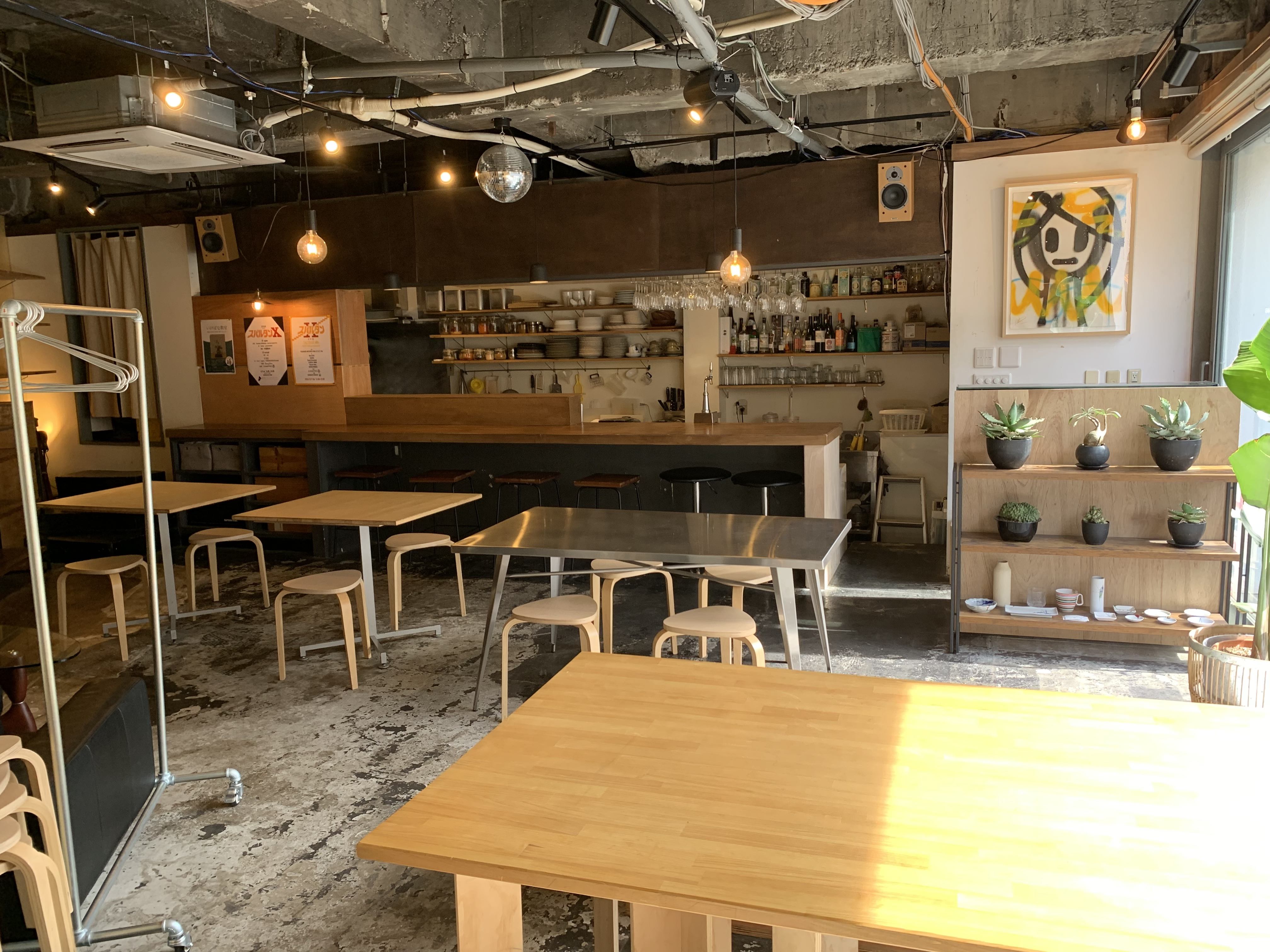 カウンターは6席