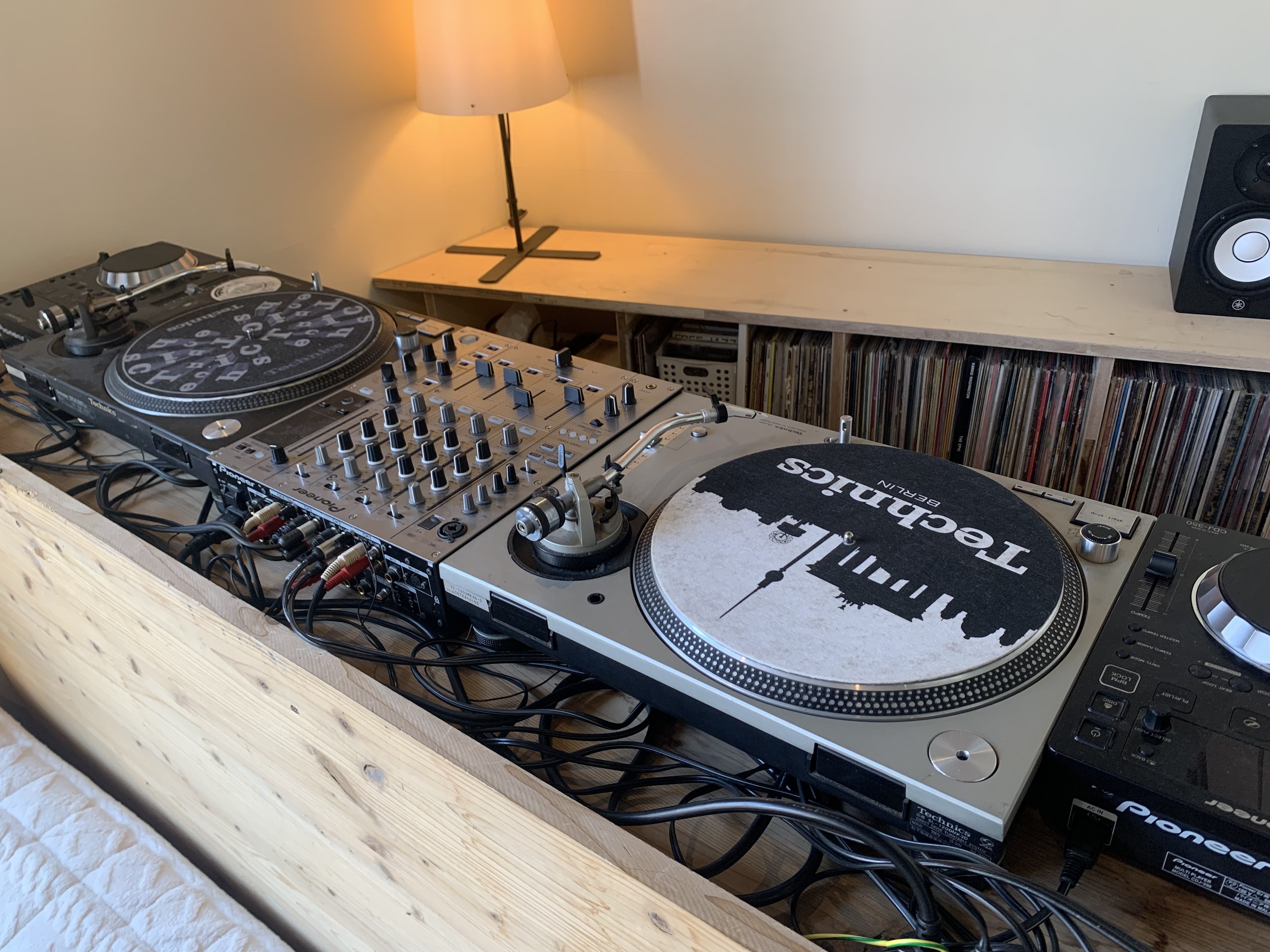 DJブース　ターンテーブル×2台、CDJ×2台、ミキサー×1台