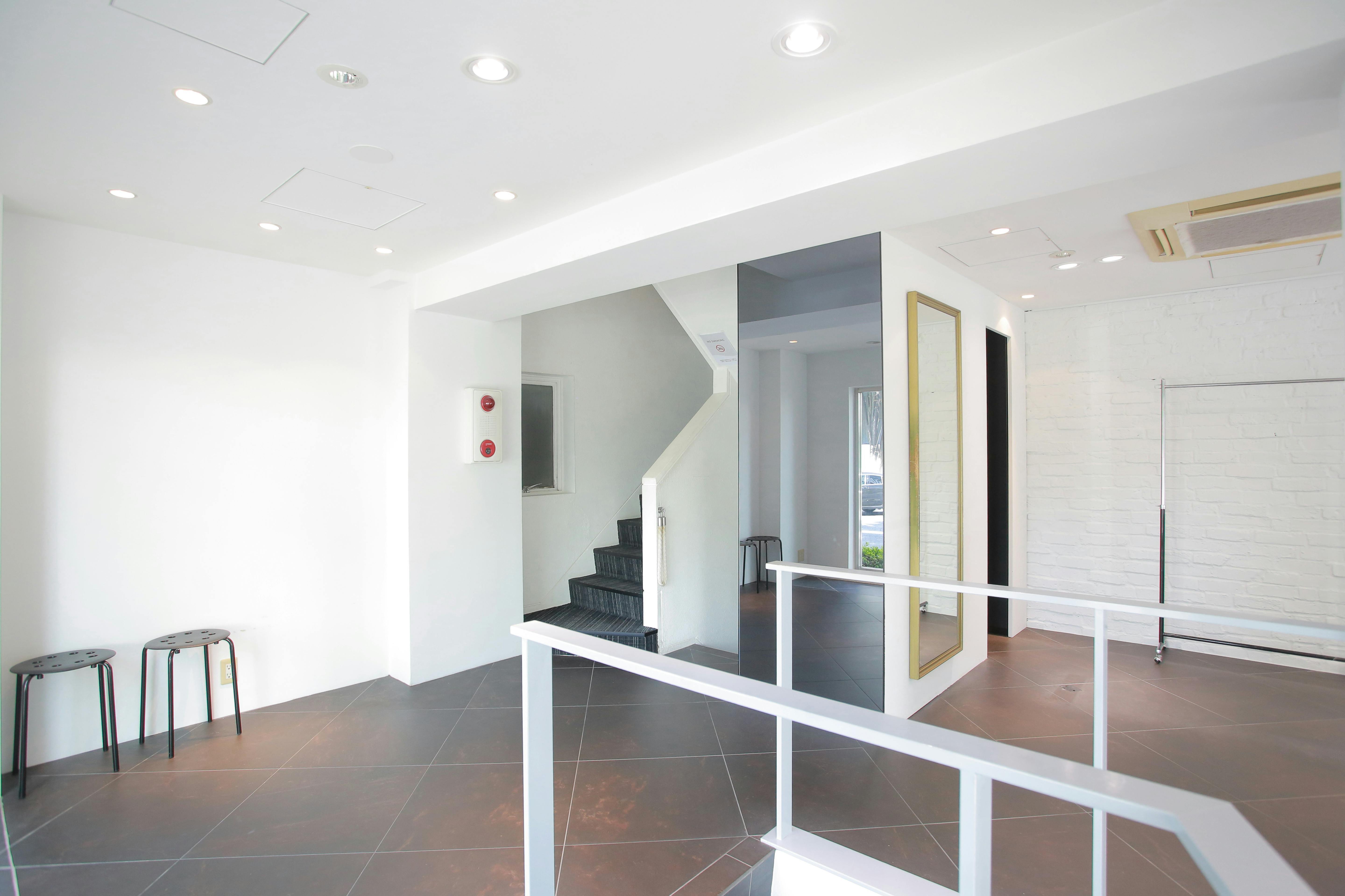 【明治神宮前〈原宿〉駅5分】展示什器貸出無料で展示会・ポップアップストアに最適!視認性抜群な明治通り沿いにある路面レンタルスペース