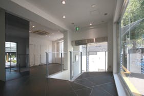【明治神宮前〈原宿〉駅5分】展示什器貸出無料で展示会・ポップアップストアに最適!視認性抜群な明治通り沿いにある路面レンタルスペース