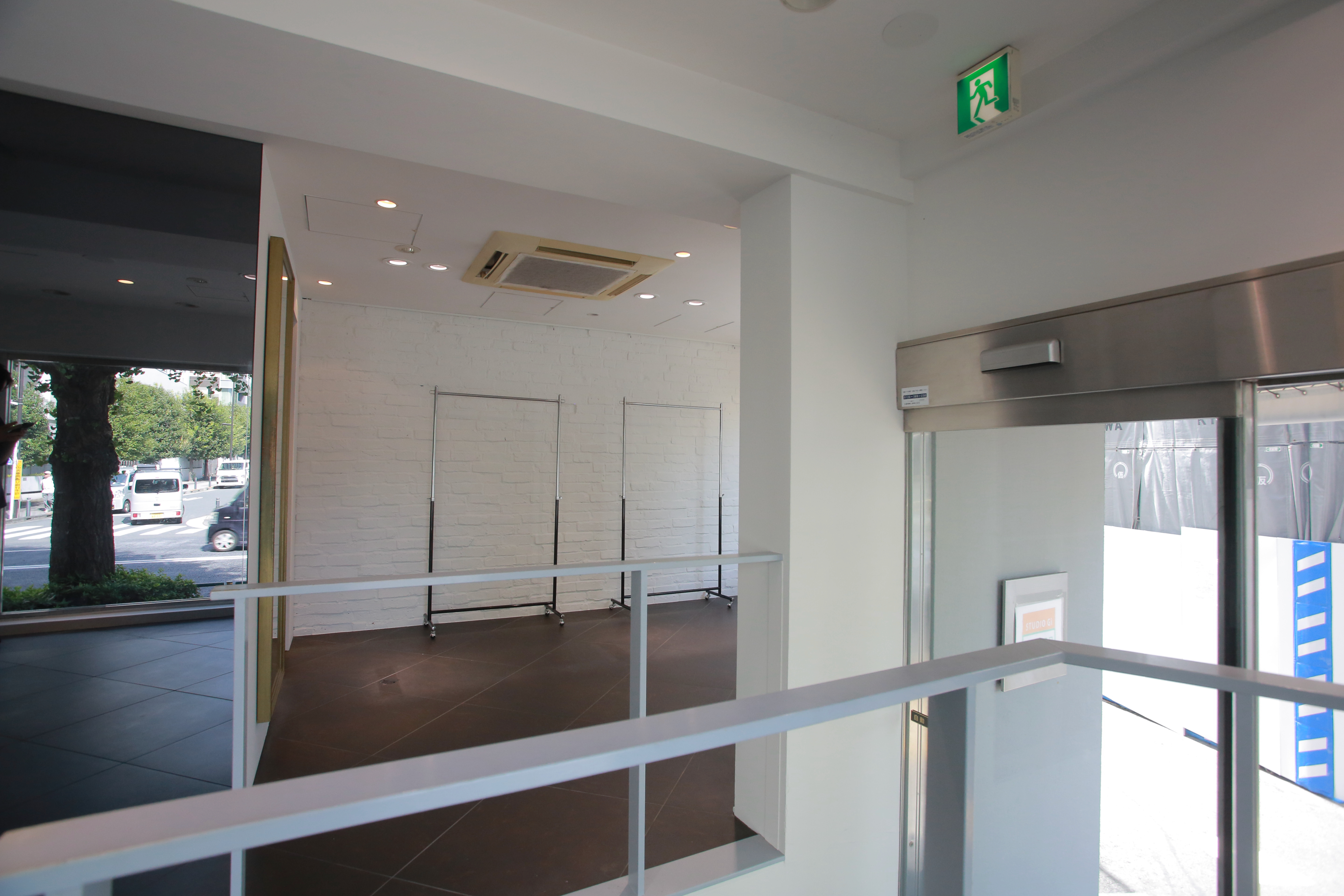 【明治神宮前〈原宿〉駅5分】展示什器貸出無料で展示会・ポップアップストアに最適！視認性抜群な明治通り沿いにある路面レンタルスペース