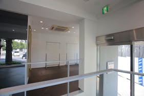 【明治神宮前〈原宿〉駅5分】展示什器貸出無料で展示会・ポップアップストアに最適!視認性抜群な明治通り沿いにある路面レンタルスペース