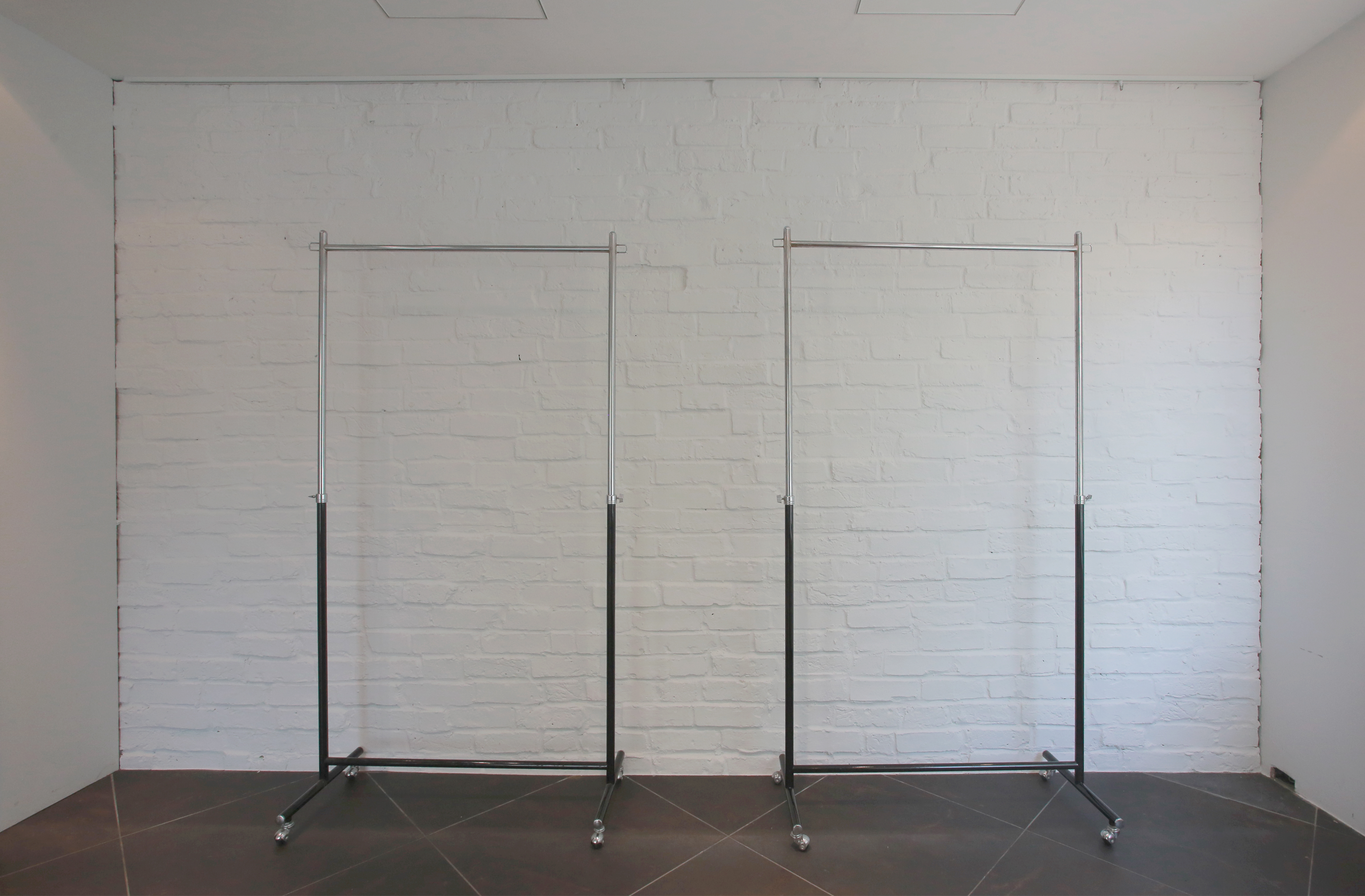 【明治神宮前〈原宿〉駅5分】展示什器貸出無料で展示会・ポップアップストアに最適！視認性抜群な明治通り沿いにある路面レンタルスペース