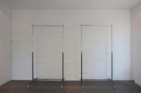 【明治神宮前〈原宿〉駅5分】展示什器貸出無料で展示会・ポップアップストアに最適!視認性抜群な明治通り沿いにある路面レンタルスペース