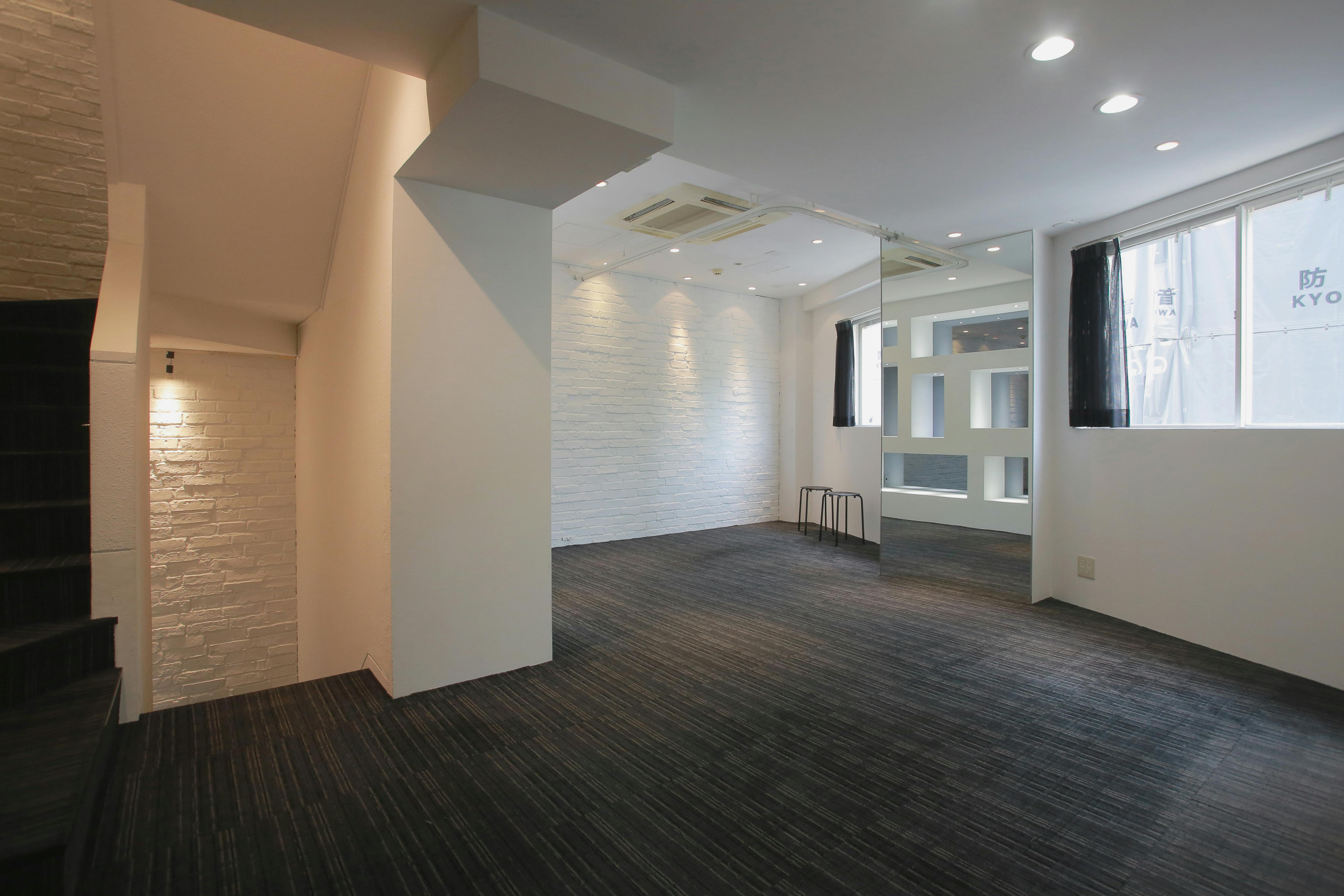 【明治神宮前〈原宿〉駅5分】展示什器貸出無料で展示会・ポップアップストアに最適！視認性抜群な明治通り沿いにある路面レンタルスペース