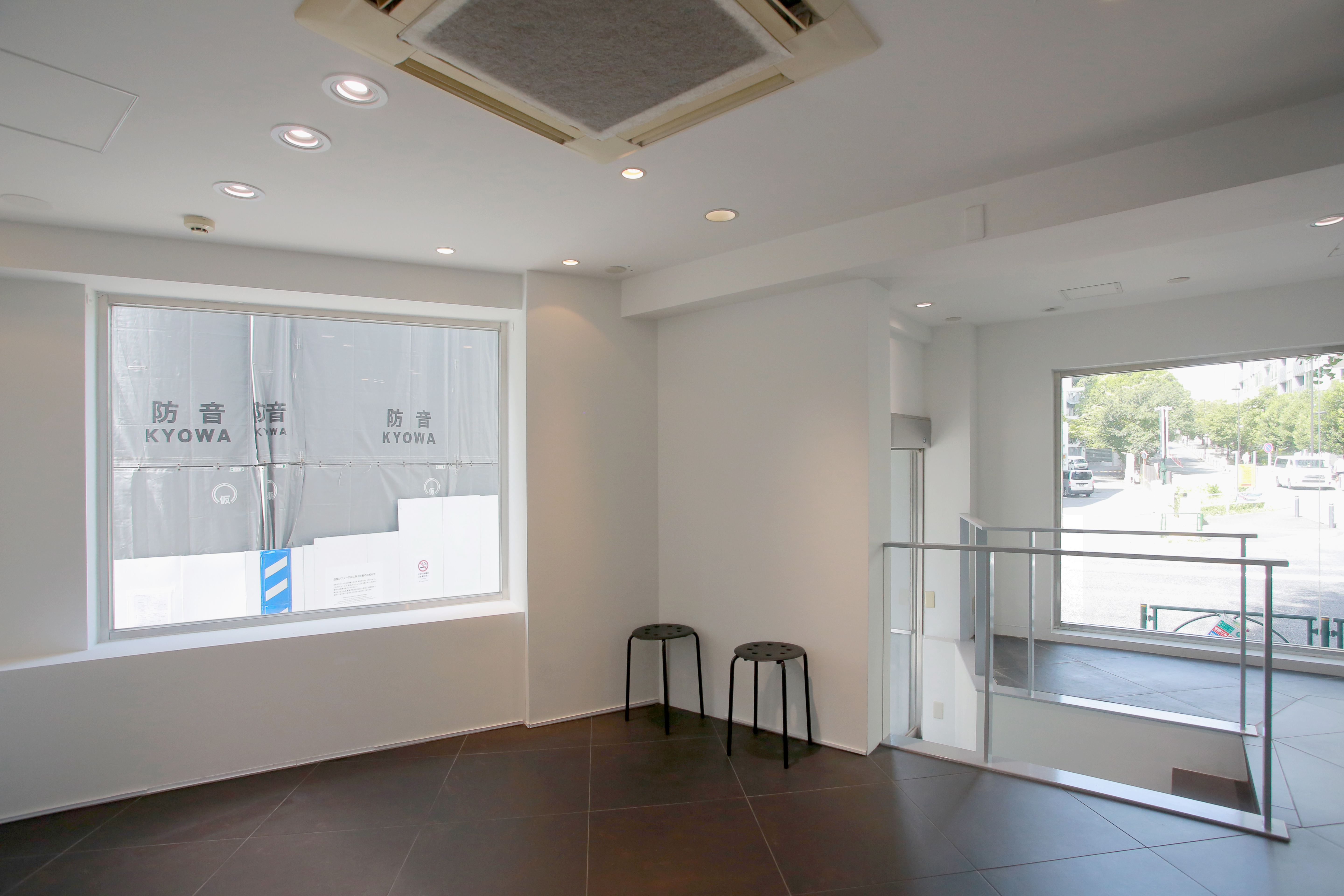 【明治神宮前〈原宿〉駅5分】展示什器貸出無料で展示会・ポップアップストアに最適！視認性抜群な明治通り沿いにある路面レンタルスペース