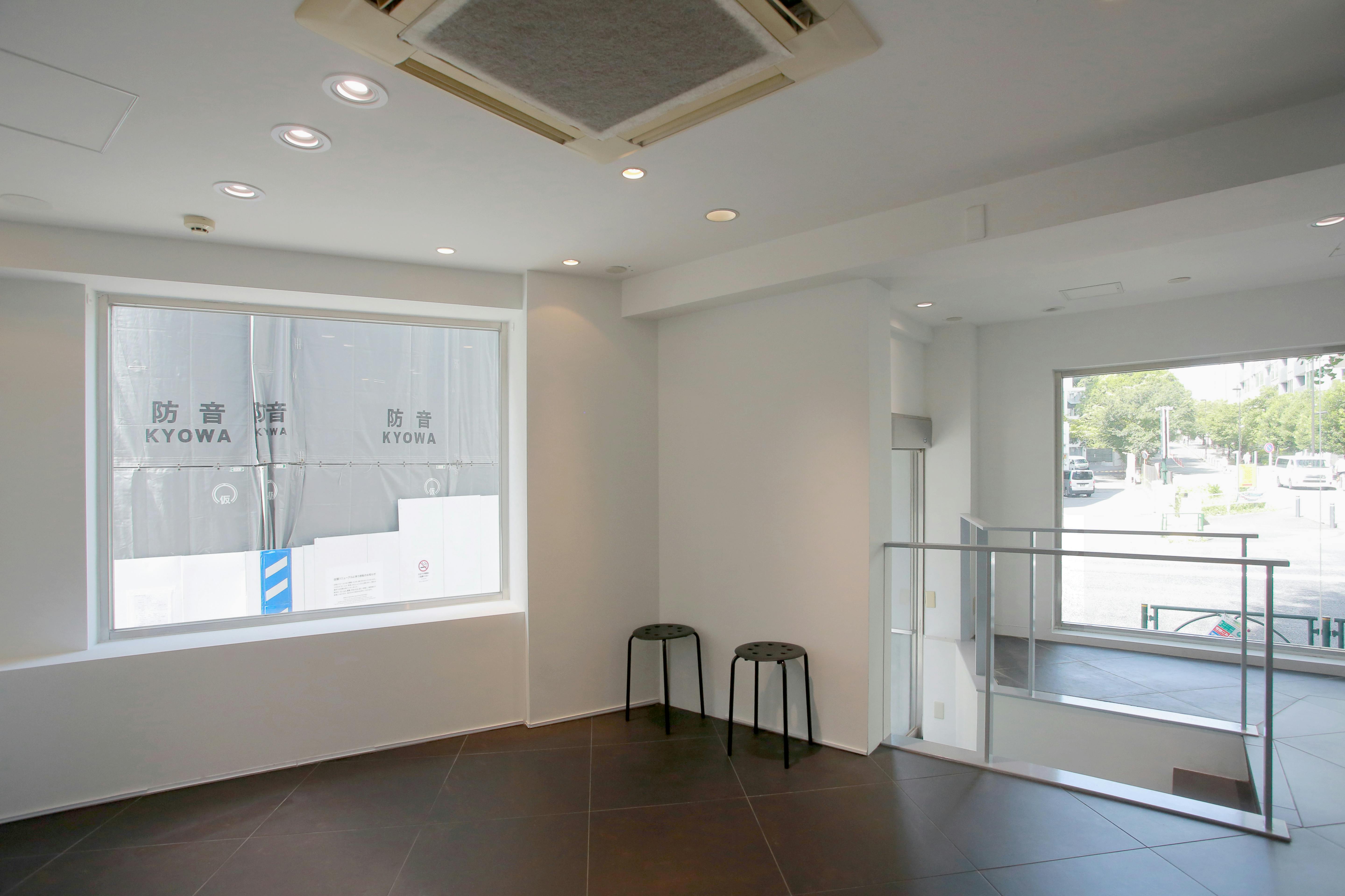 【明治神宮前〈原宿〉駅5分】展示什器貸出無料で展示会・ポップアップストアに最適!視認性抜群な明治通り沿いにある路面レンタルスペース