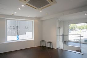 【明治神宮前〈原宿〉駅5分】展示什器貸出無料で展示会・ポップアップストアに最適!視認性抜群な明治通り沿いにある路面レンタルスペース