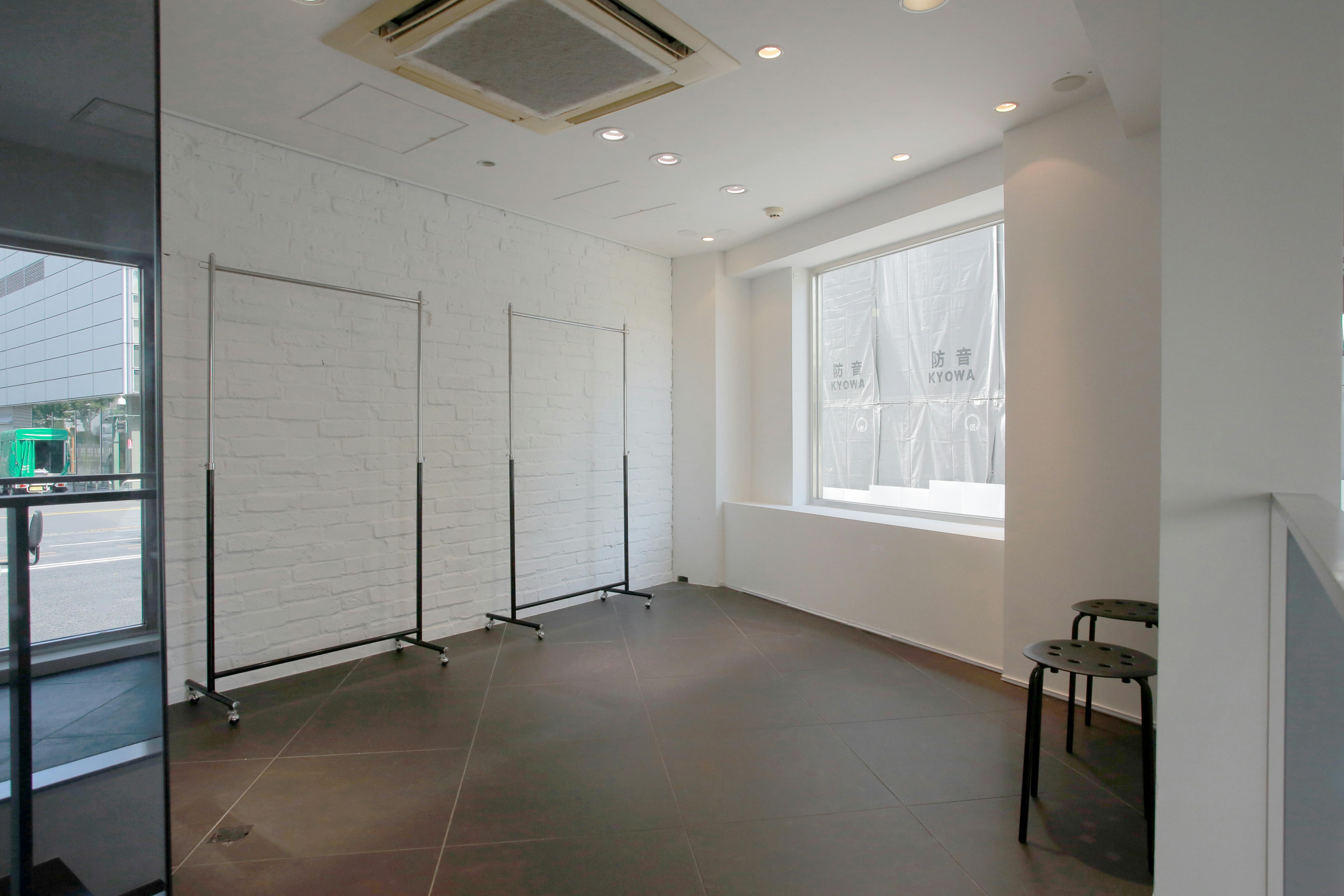 【明治神宮前〈原宿〉駅5分】展示什器貸出無料で展示会・ポップアップストアに最適!視認性抜群な明治通り沿いにある路面レンタルスペース