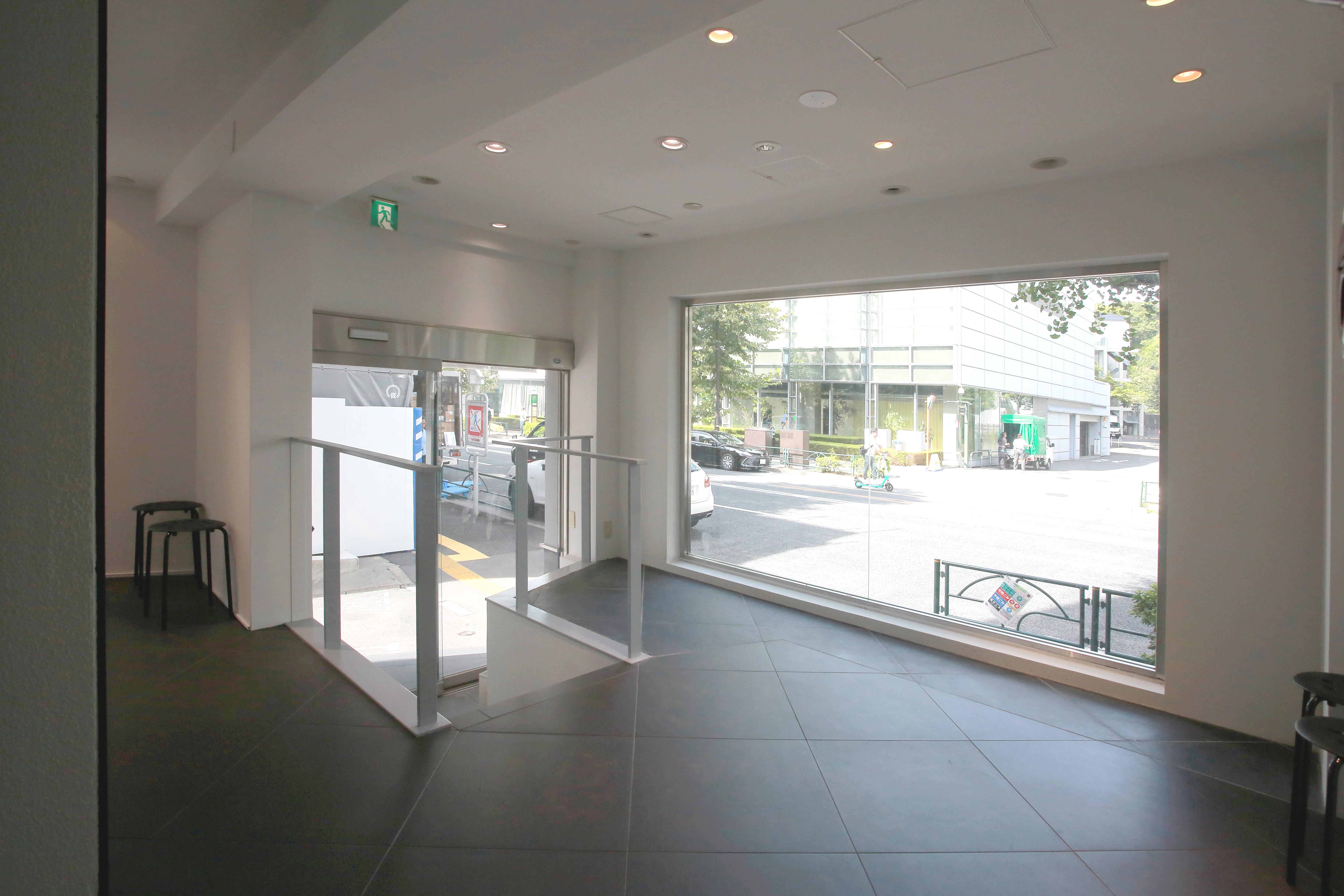 【明治神宮前〈原宿〉駅5分】展示什器貸出無料で展示会・ポップアップストアに最適！視認性抜群な明治通り沿いにある路面レンタルスペース