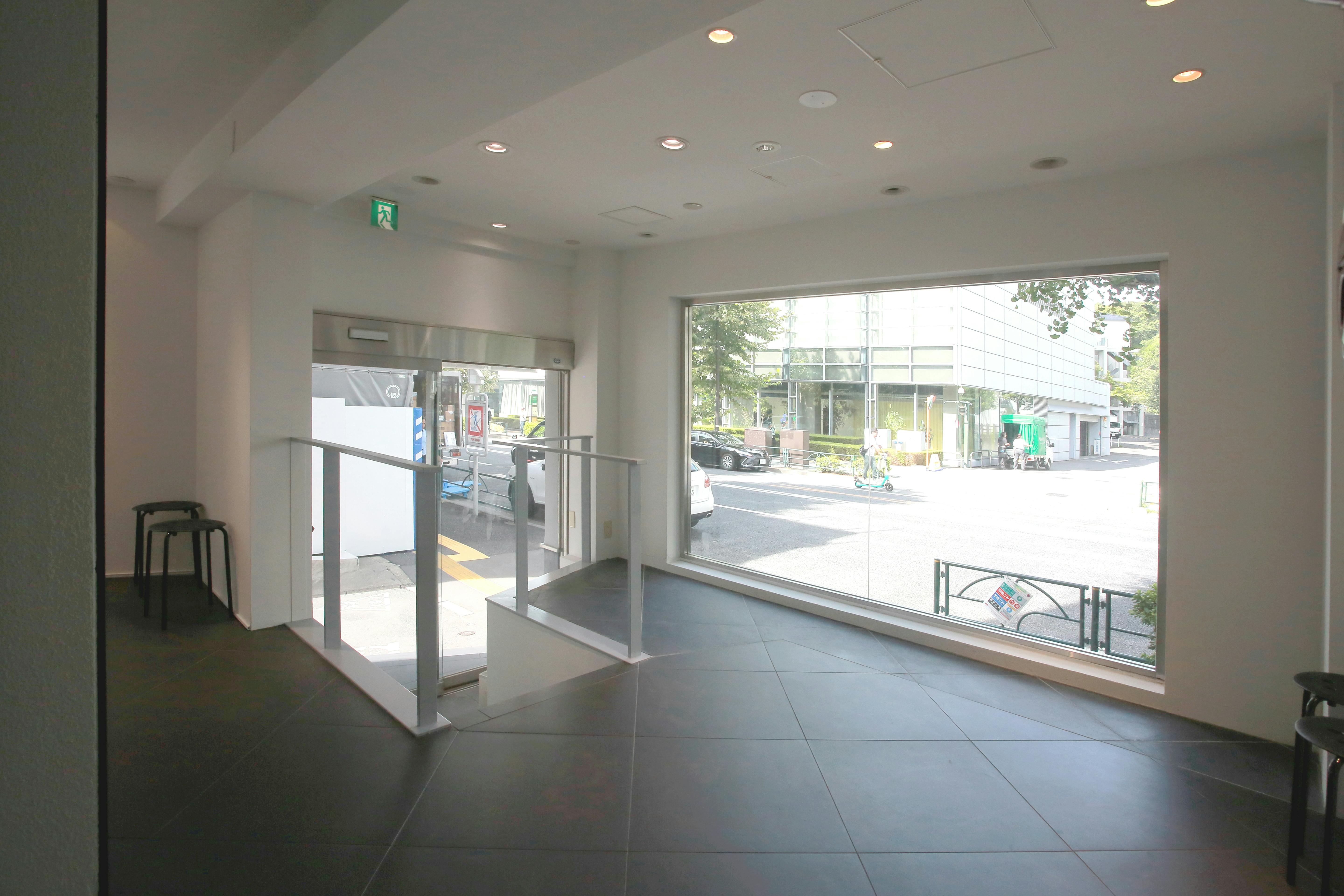 【明治神宮前〈原宿〉駅5分】展示什器貸出無料で展示会・ポップアップストアに最適!視認性抜群な明治通り沿いにある路面レンタルスペース