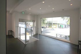 【明治神宮前〈原宿〉駅5分】展示什器貸出無料で展示会・ポップアップストアに最適!視認性抜群な明治通り沿いにある路面レンタルスペース