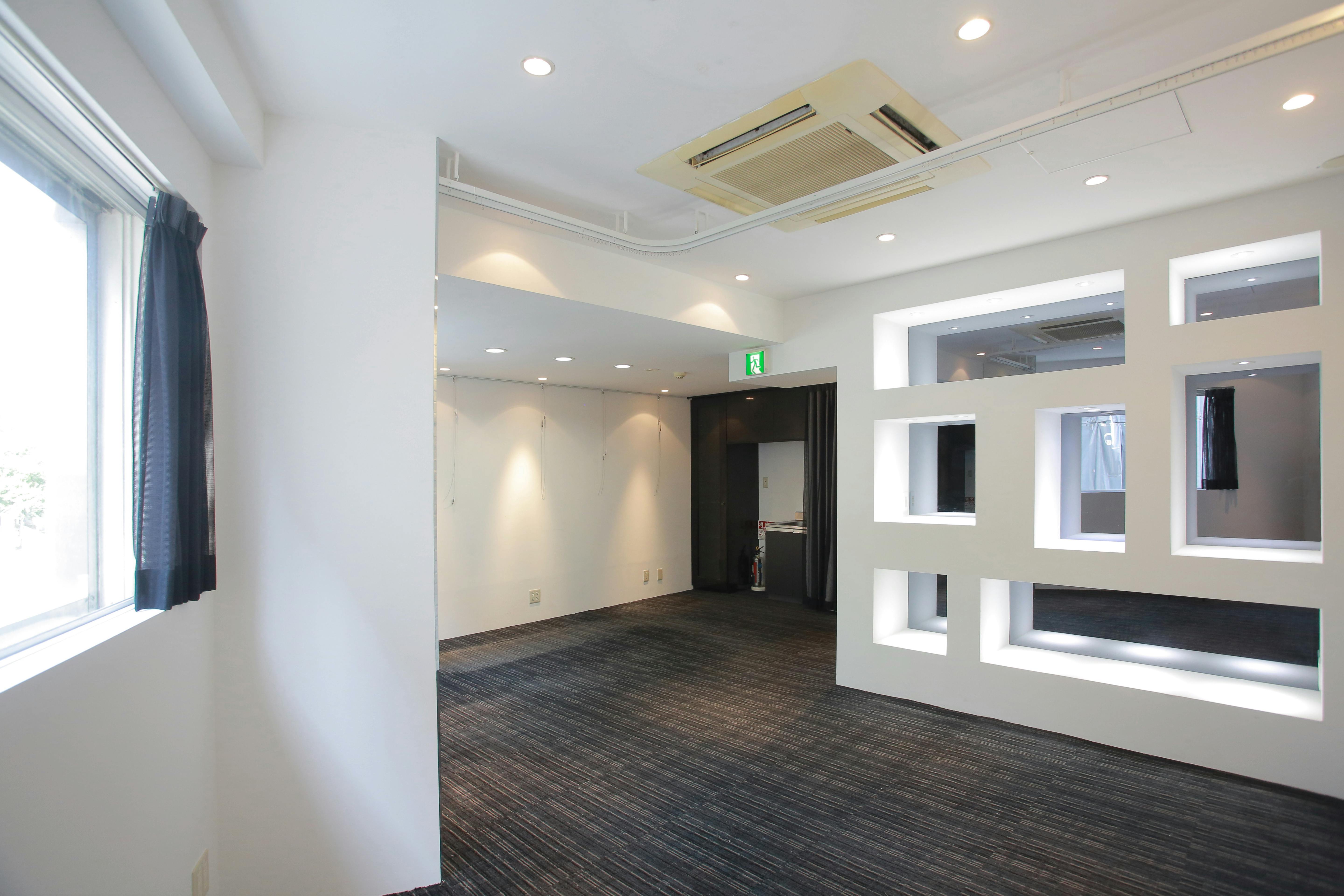 【明治神宮前〈原宿〉駅5分】展示什器貸出無料で展示会・ポップアップストアに最適!視認性抜群な明治通り沿いにある路面レンタルスペース