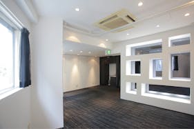 【明治神宮前〈原宿〉駅5分】展示什器貸出無料で展示会・ポップアップストアに最適!視認性抜群な明治通り沿いにある路面レンタルスペース