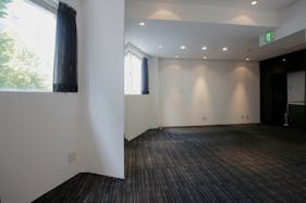 【明治神宮前〈原宿〉駅5分】展示什器貸出無料で展示会・ポップアップストアに最適!視認性抜群な明治通り沿いにある路面レンタルスペース