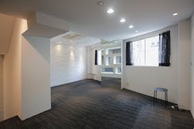 【明治神宮前〈原宿〉駅5分】展示什器貸出無料で展示会・ポップアップストアに最適!視認性抜群な明治通り沿いにある路面レンタルスペース