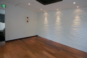 【明治神宮前〈原宿〉駅5分】展示什器貸出無料で展示会・ポップアップストアに最適!視認性抜群な明治通り沿いにある路面レンタルスペース