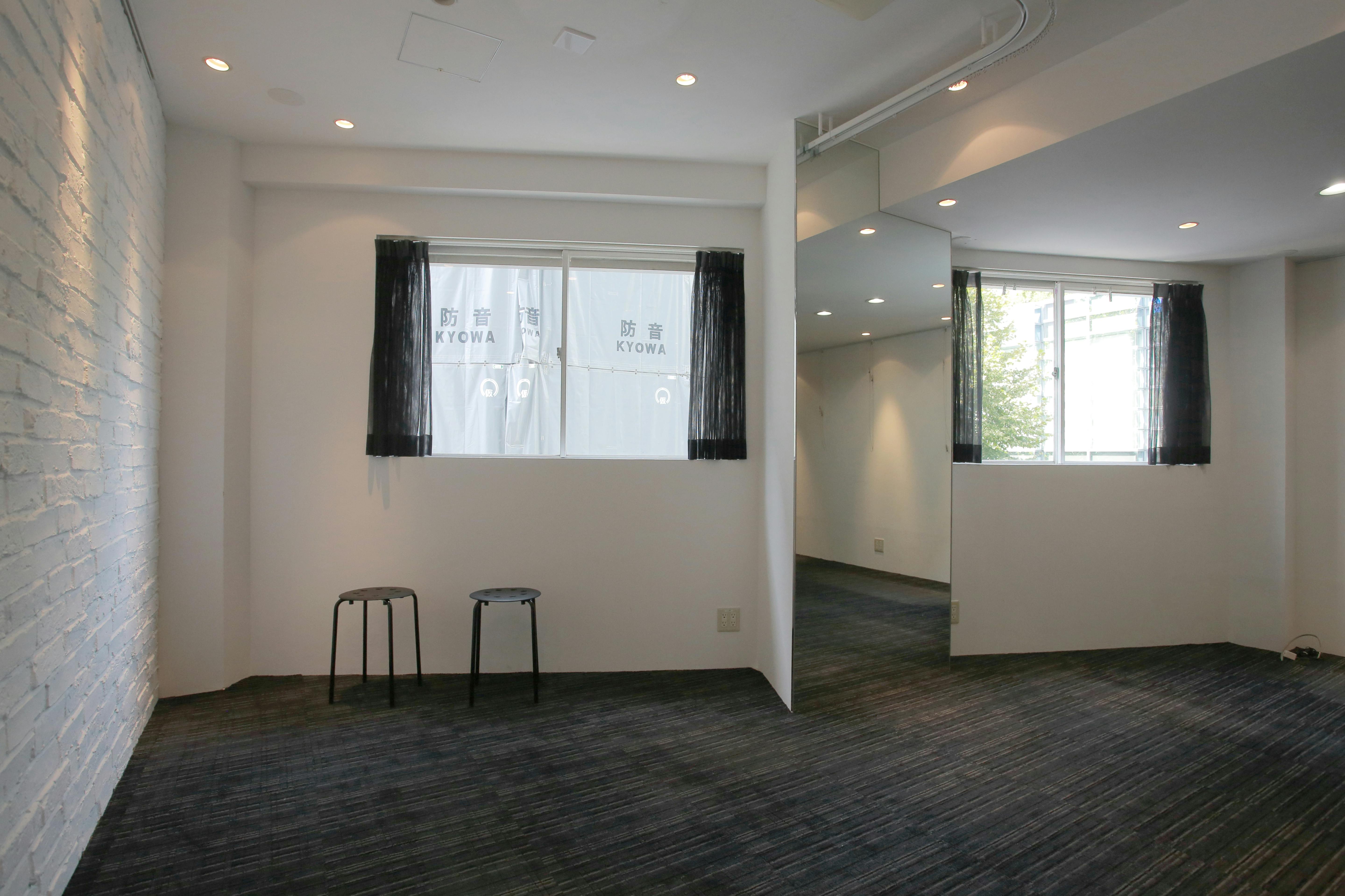 【明治神宮前〈原宿〉駅5分】展示什器貸出無料で展示会・ポップアップストアに最適!視認性抜群な明治通り沿いにある路面レンタルスペース