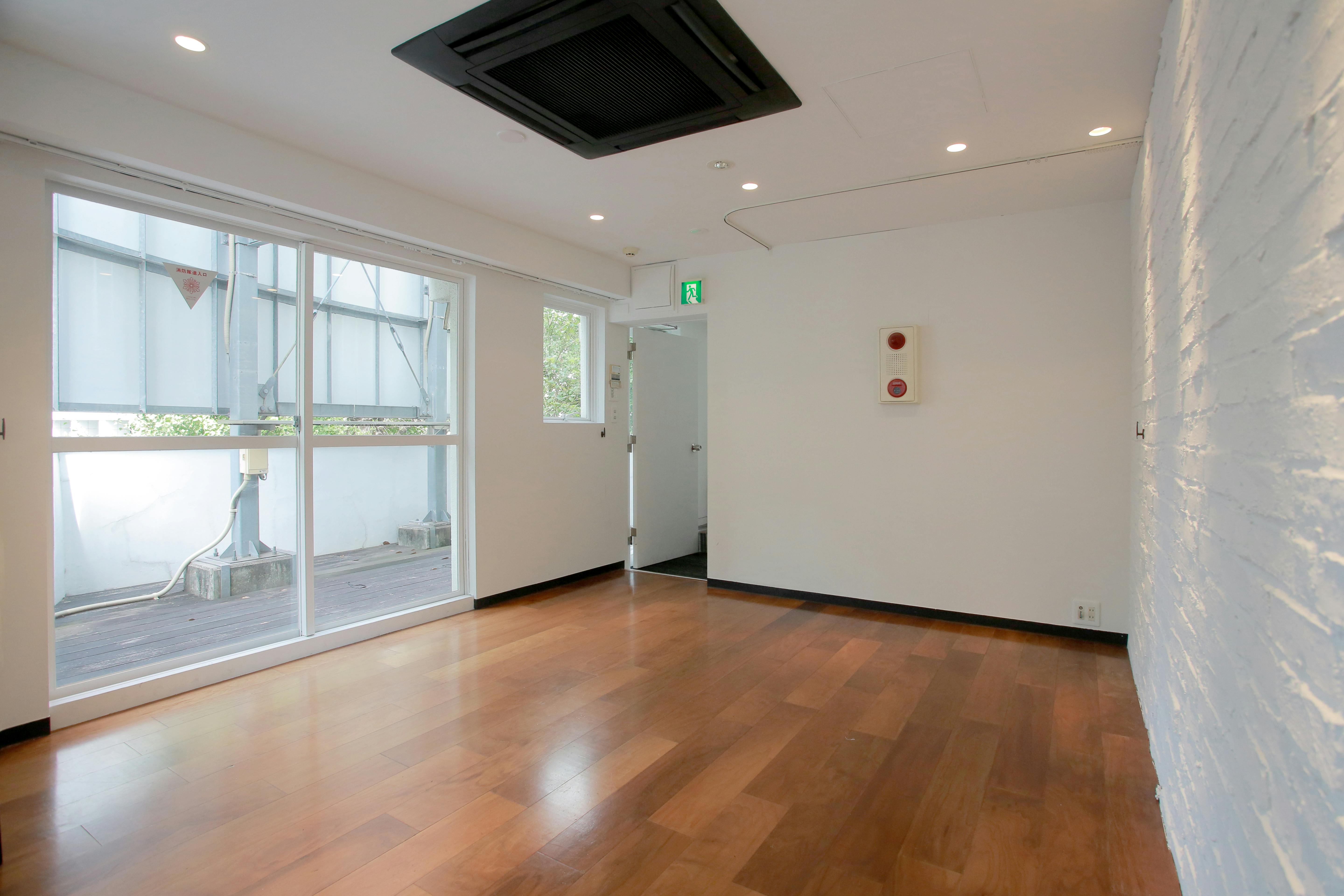 【明治神宮前〈原宿〉駅5分】展示什器貸出無料で展示会・ポップアップストアに最適!視認性抜群な明治通り沿いにある路面レンタルスペース