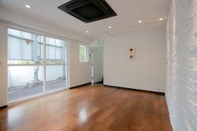 【明治神宮前〈原宿〉駅5分】展示什器貸出無料で展示会・ポップアップストアに最適!視認性抜群な明治通り沿いにある路面レンタルスペース