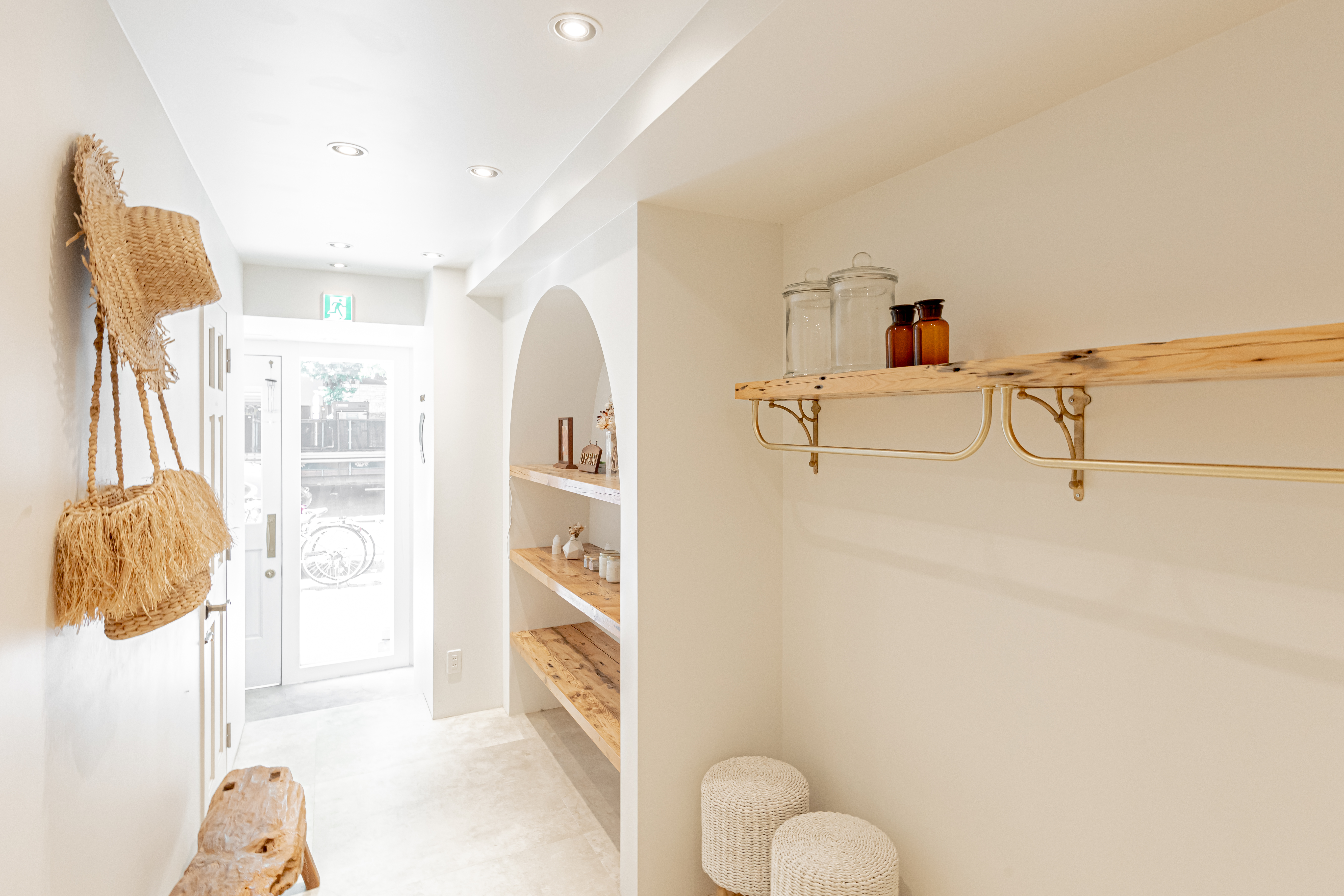 店内の壁には大型の姿見もご用意