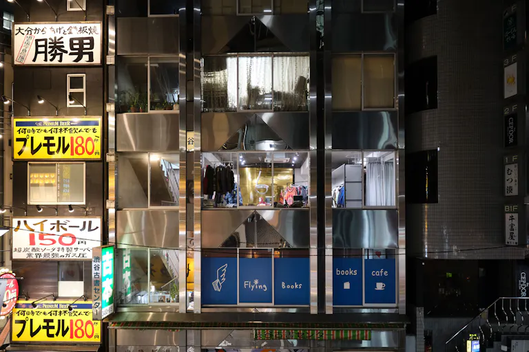 夜の外観写真です。空中階ですが、視認性もあり開放的な大きな窓が特徴的です。