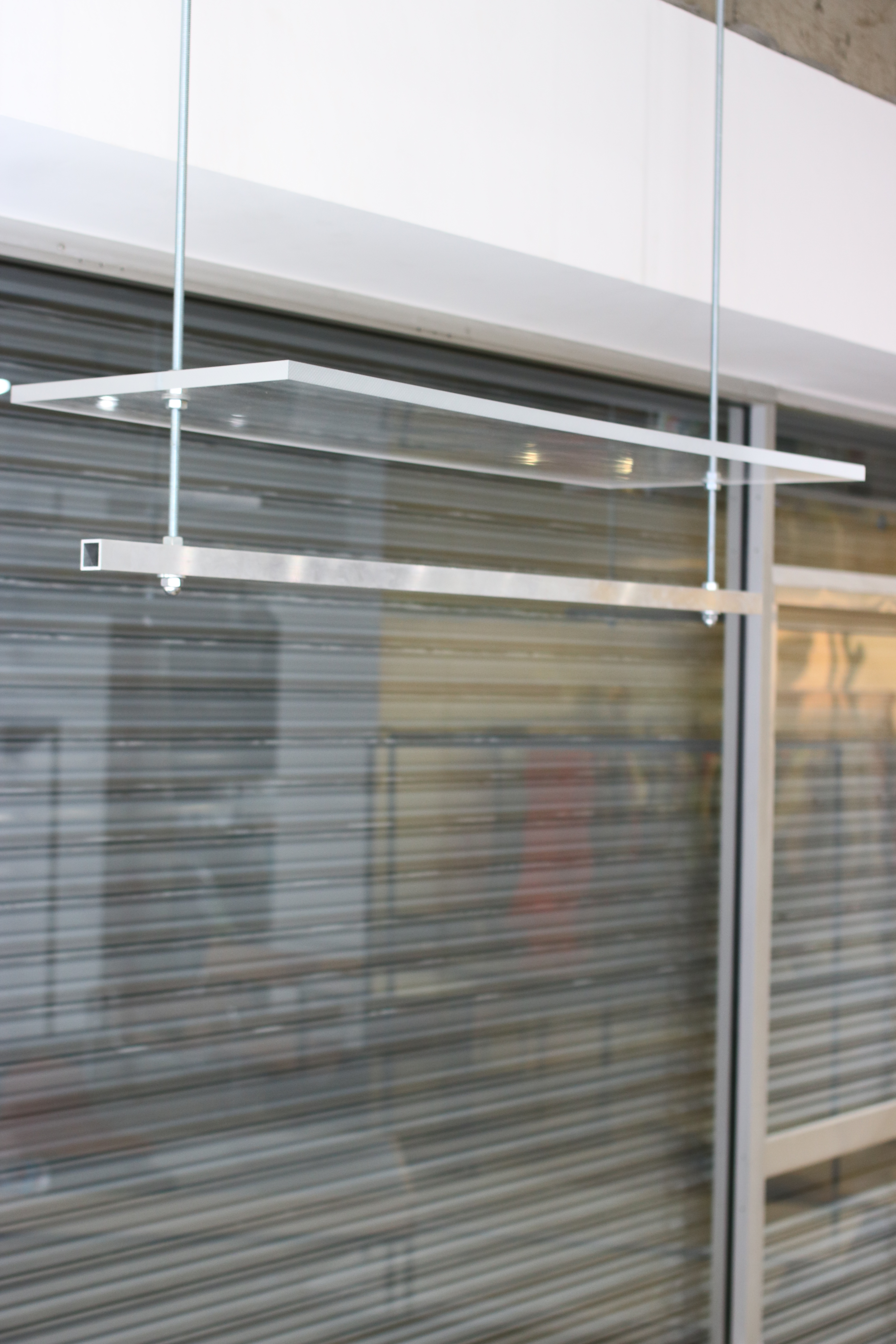 店内には、吊り棚を二箇所設置しております。